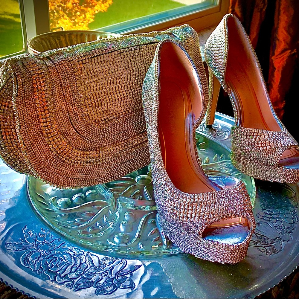 Gorgeous rhinestone pumps
fully encrusted with matching purse. - size 8 1/2 - Picture 4 of 16